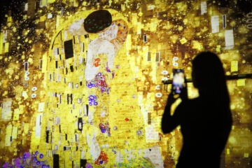 Kunstinstallation „Klimts Kuss – Spiel mit dem Feuer“ in Mainz