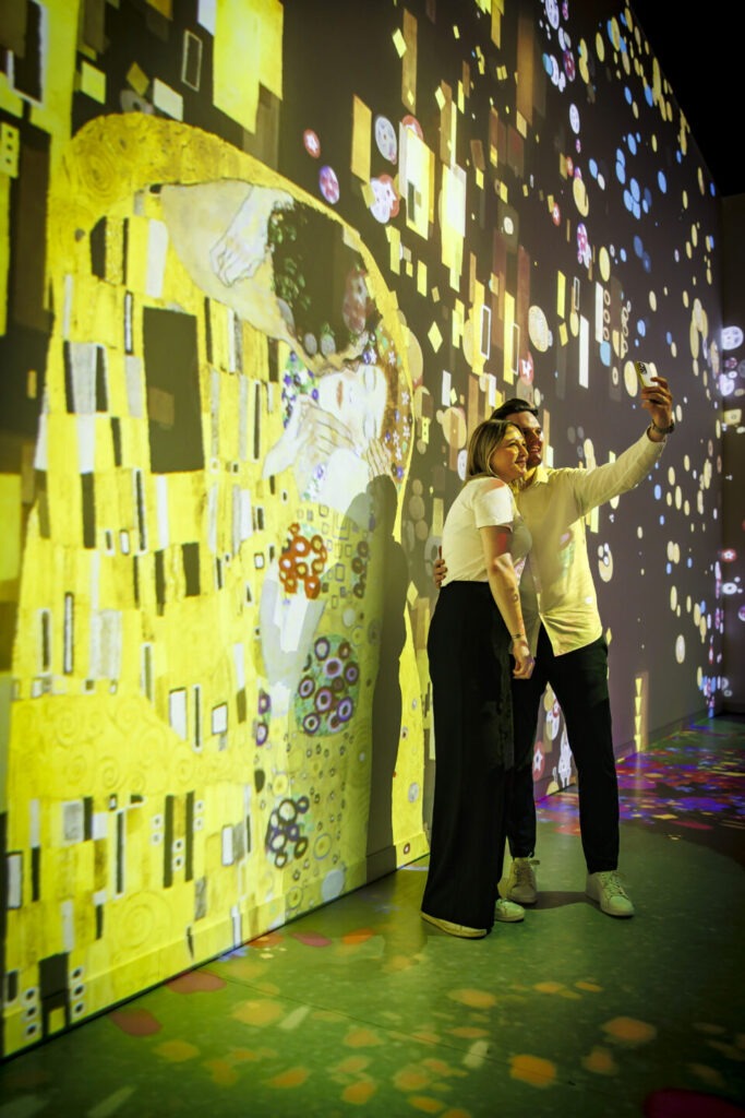 Kunstinstallation „Klimts Kuss – Spiel mit dem Feuer“ in Mainz