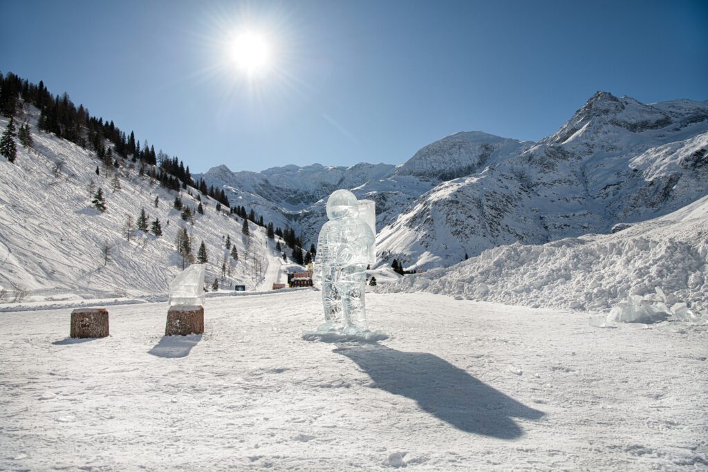 Art on Snow 2026 in Gastrein: Eisskulpturen aus Zeichnungen